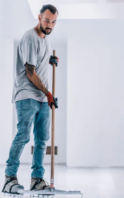 Personne qui pose de l'epoxy